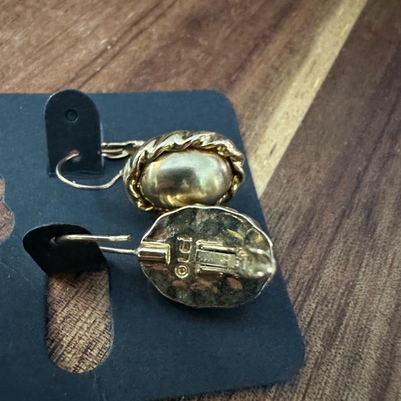 Liz Claiborne Vintage Oval Lever Back Earrings - Gold T… EUC - Picture 2 of 3